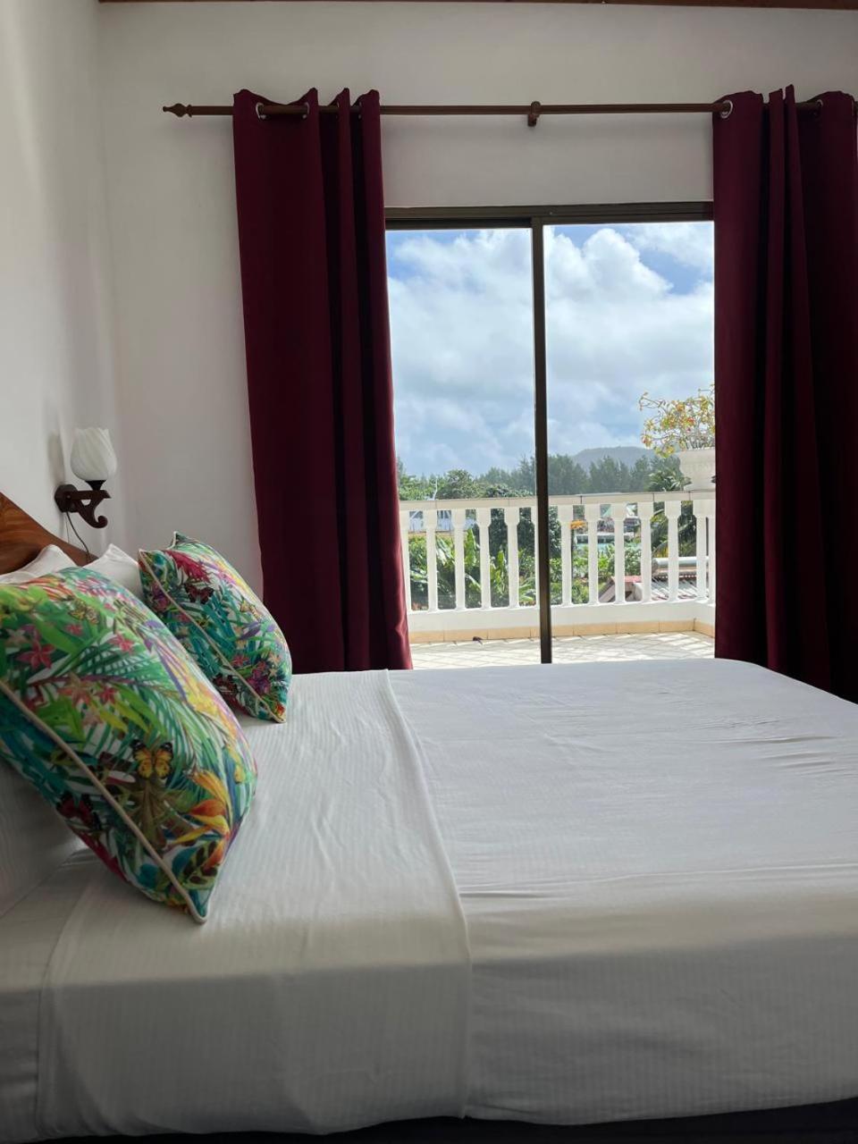 Cavern Apartments Baie Sainte Anne Quarto foto
